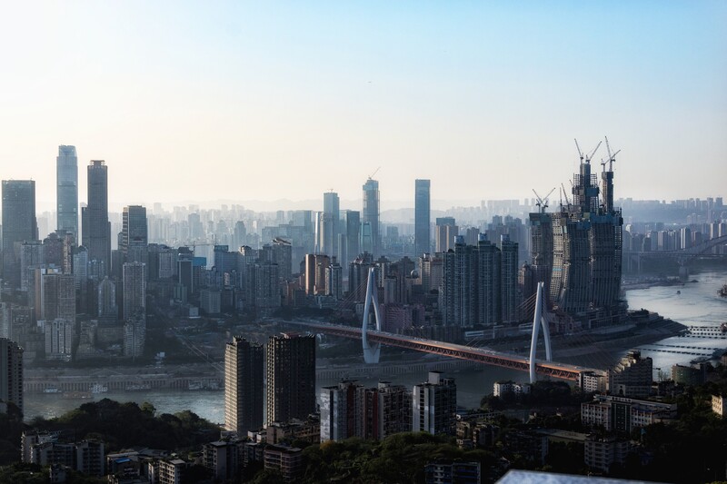 Freshwaters, such as the Yangtze River that flows through the Chinese megapolis of Chongqing, are embedded within terrestrial ecosystems and receive a massive impact from the surrounding human activity.